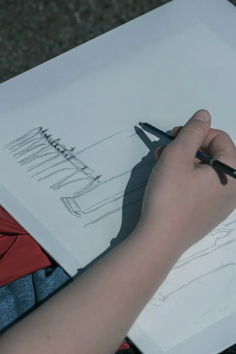 Estudiante de arquitectura dibujando un croquis de un edificio con lápiz