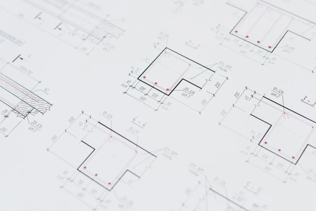 Plano arquitectónico con proyecciones y medidas de geometría descriptiva