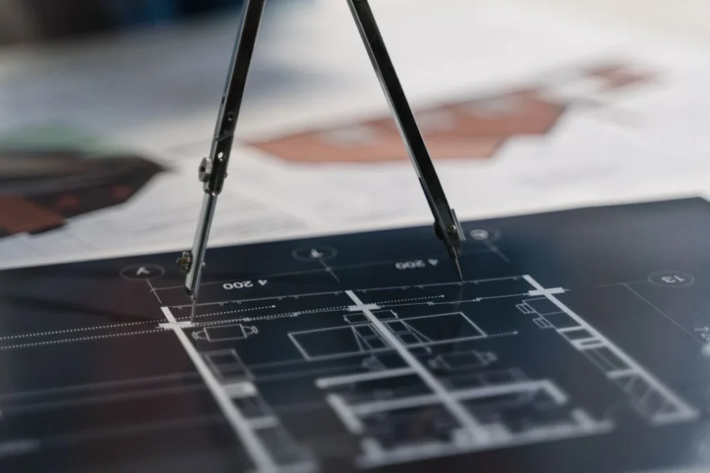 Compás sobre planos arquitectónicos en geometría descriptiva