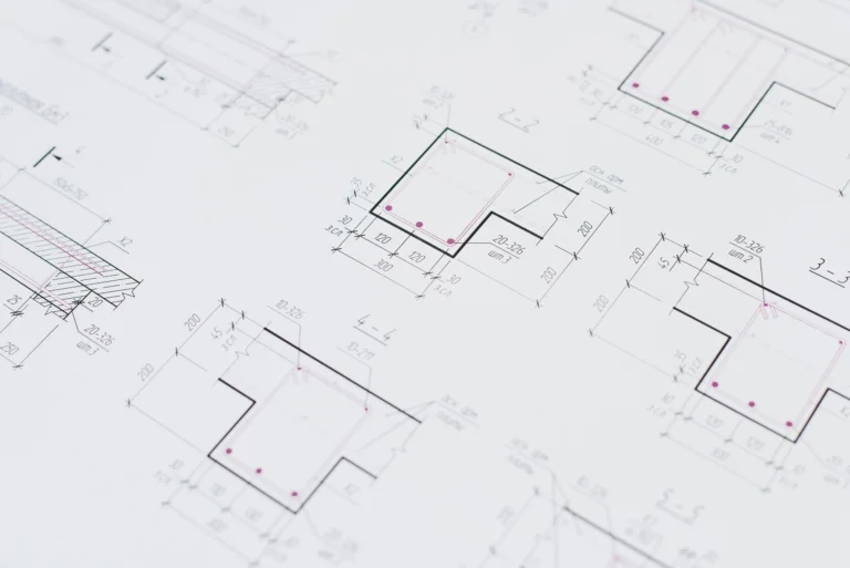 Plano arquitectónico con proyecciones y medidas de geometría descriptiva