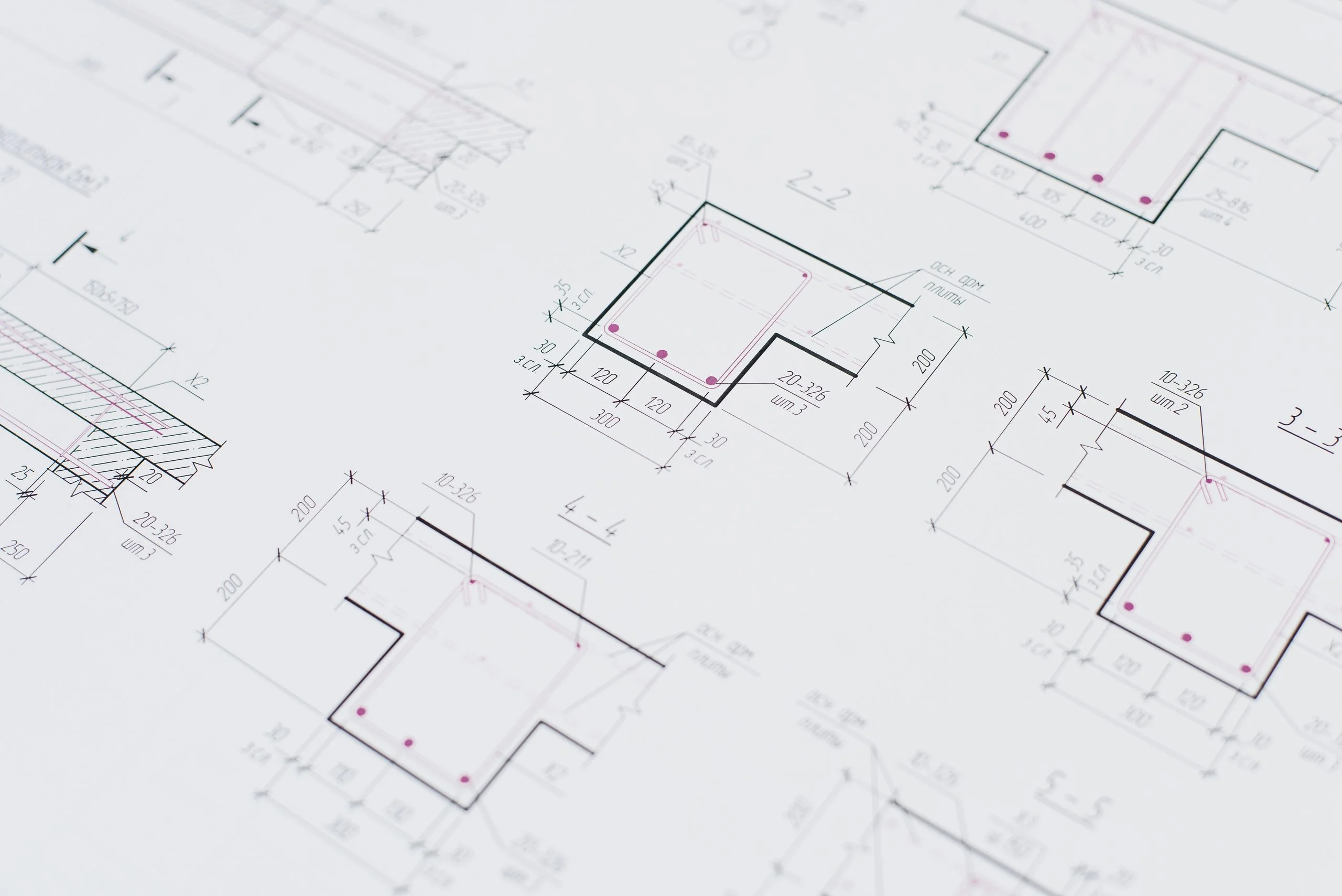 Plano arquitectónico con proyecciones y medidas de geometría descriptiva