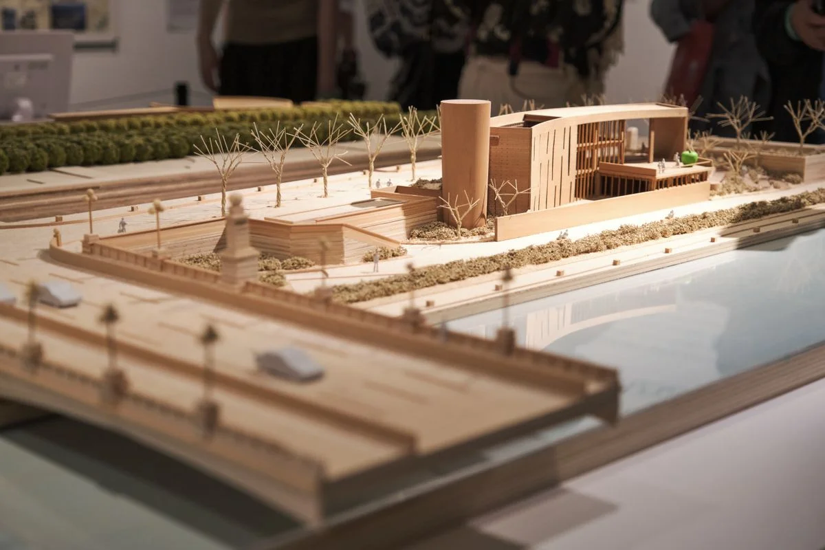 Maqueta de madera de un proyecto de arquitectura lista para una entrega organizada