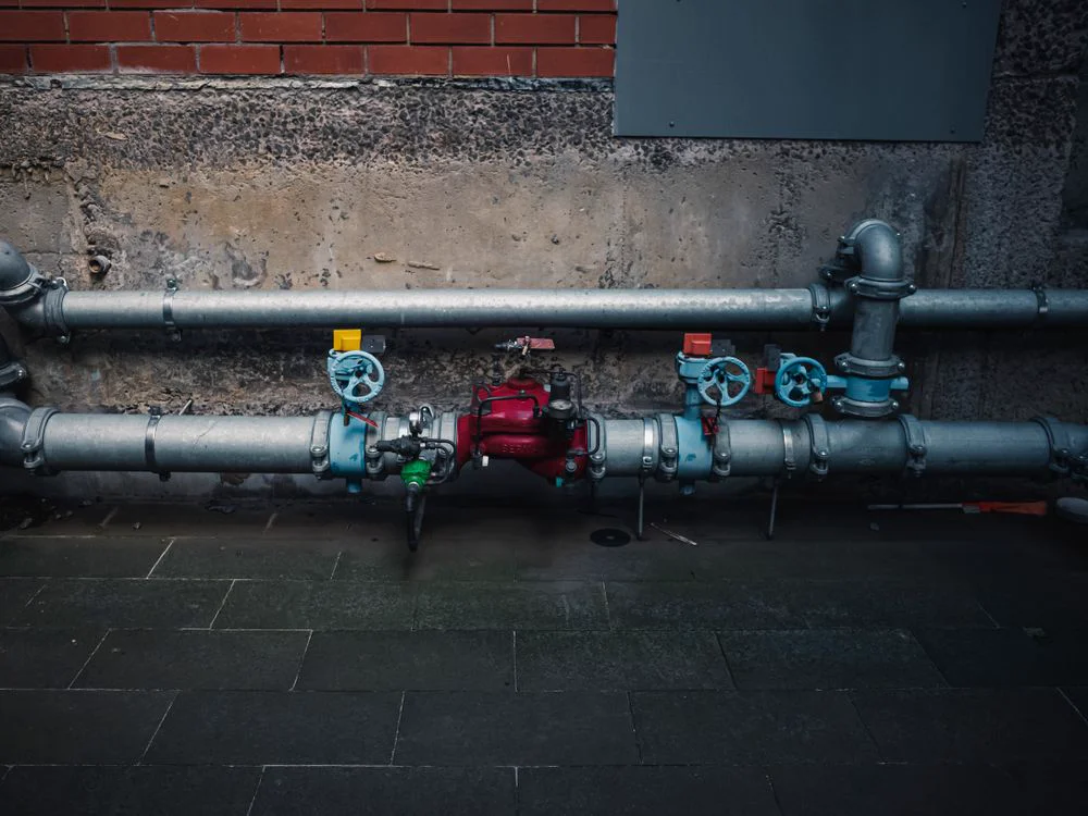Tuberías industriales con válvulas de colores en una instalación sanitaria