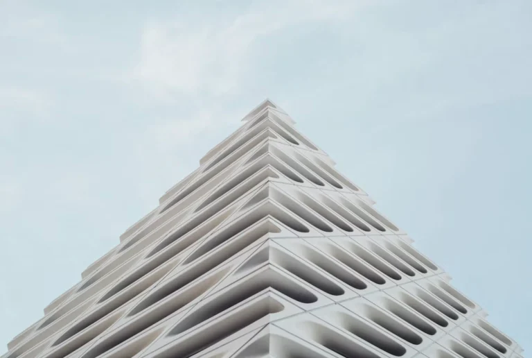 Edificio moderno de cristal en teoría de la arquitectura