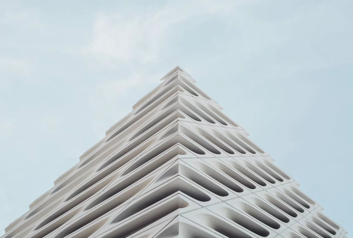 Edificio moderno de cristal en teoría de la arquitectura