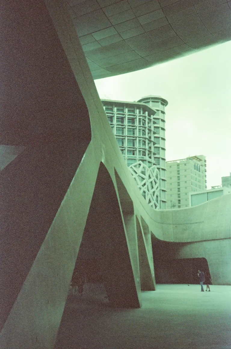 Estructura de concreto con formas geométricas que ilustra la resistencia de materiales en arquitectura