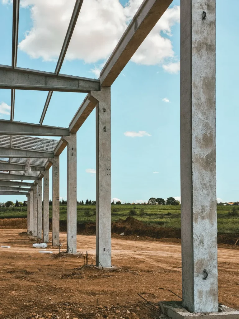 Pilares de concreto que muestran la resistencia de materiales en una estructura en construcción